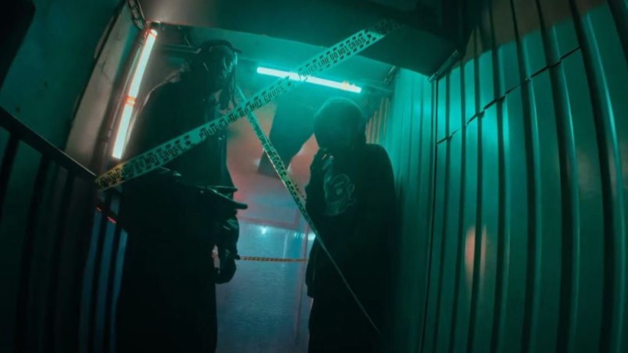 Bazbaz et Osirus Jack sont au-dessus comme un "Satellite"