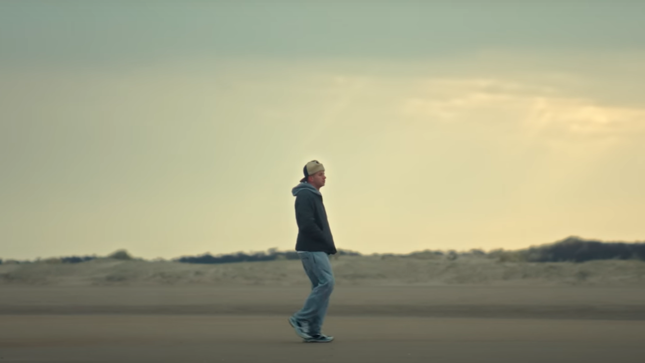 BEN plg mélancolique dans son morceau "Paraît que les miracles n'existent pas"