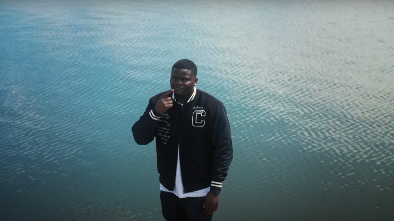 Benjamin Epps crache du feu sur "Capitaine Flamme"