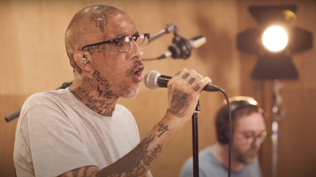 Big Red reprend son classique "Respect or Die" en live