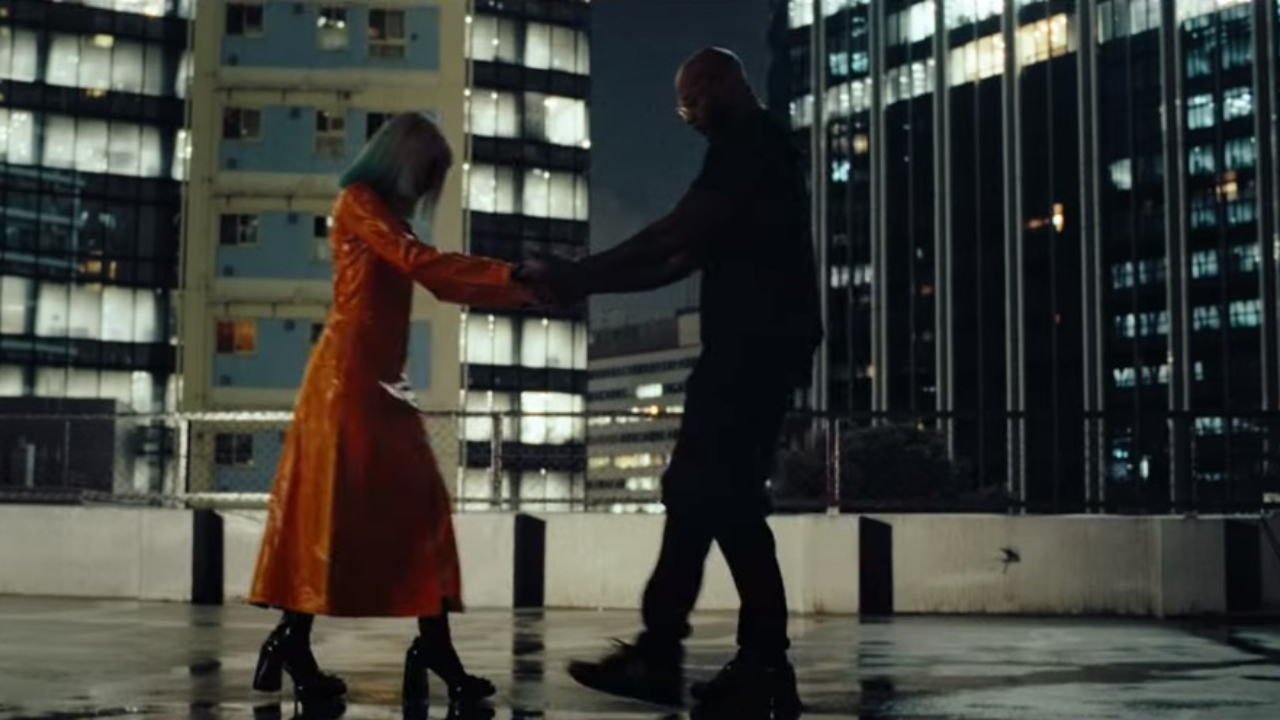 Booba en ratpi de l'amour dans le clip de "Saga"