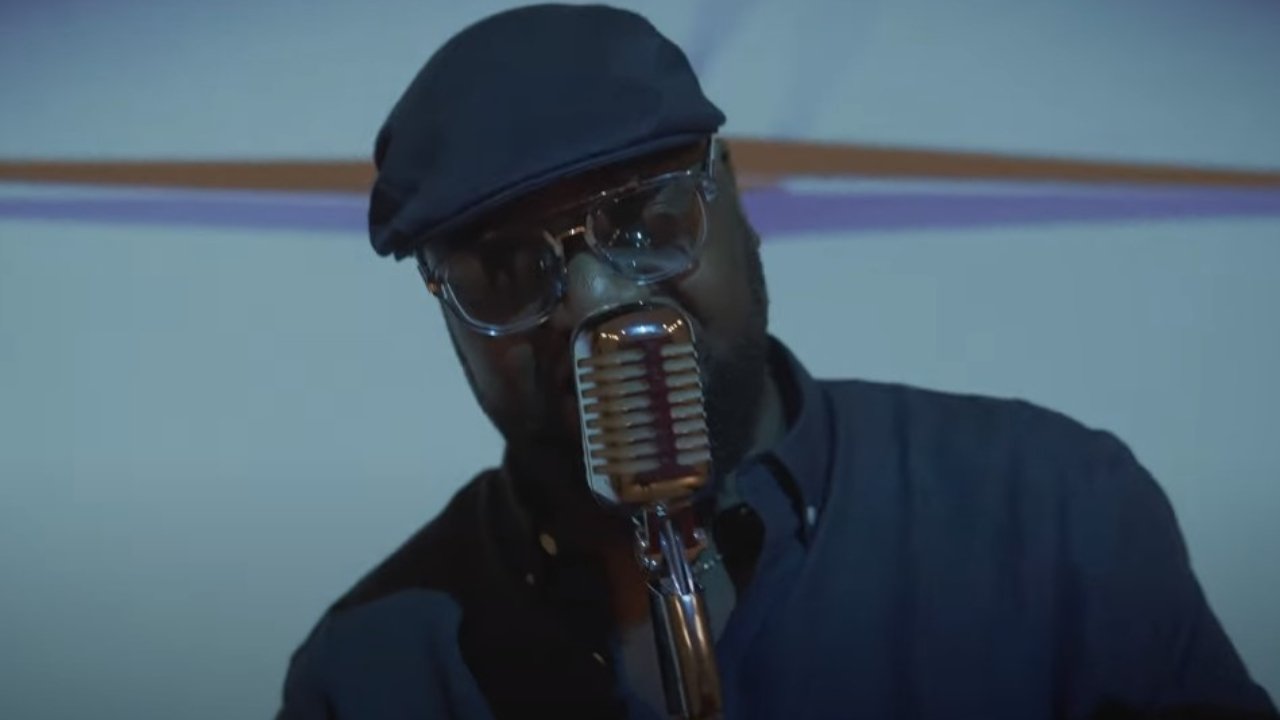 Calbo s'adresse à son fils dans "Regarde Le"