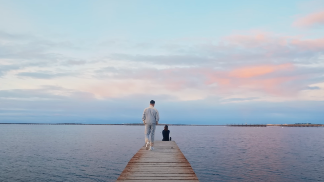 Carbonne balance le clip de "En bas de chez moi"