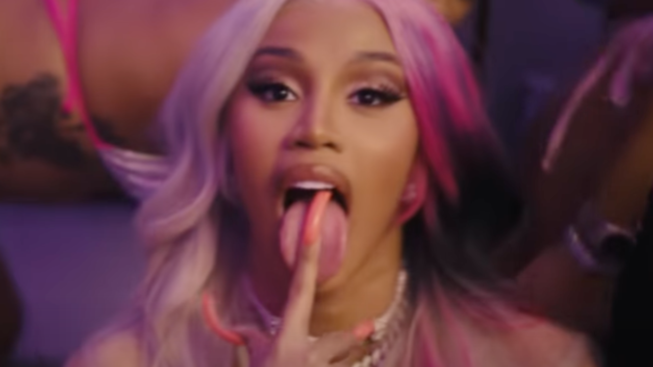 Cardi B twerke en string dans "Point Me 2" de Fendida