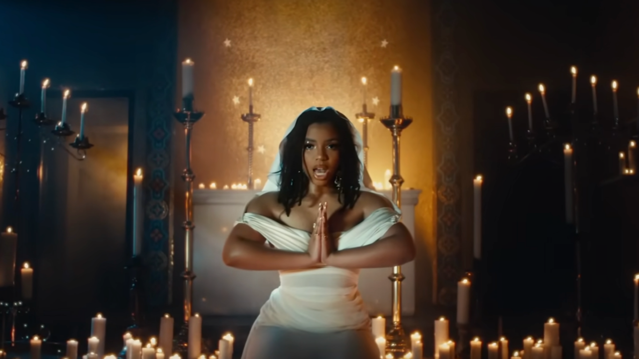 Chloë nous emmène à l'église dans "Pray It Away" Chloë nous emmène à l'église dans "Pray It Away"