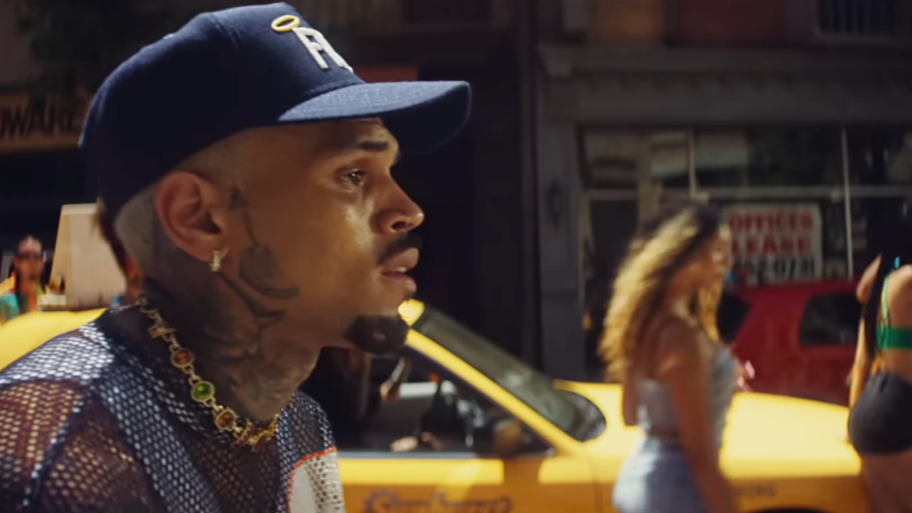 Chris Brown fait monter la température avec le clip de "Summer Too Hot" Chris Brown fait monter la température avec le clip de "Summer Too Hot"
