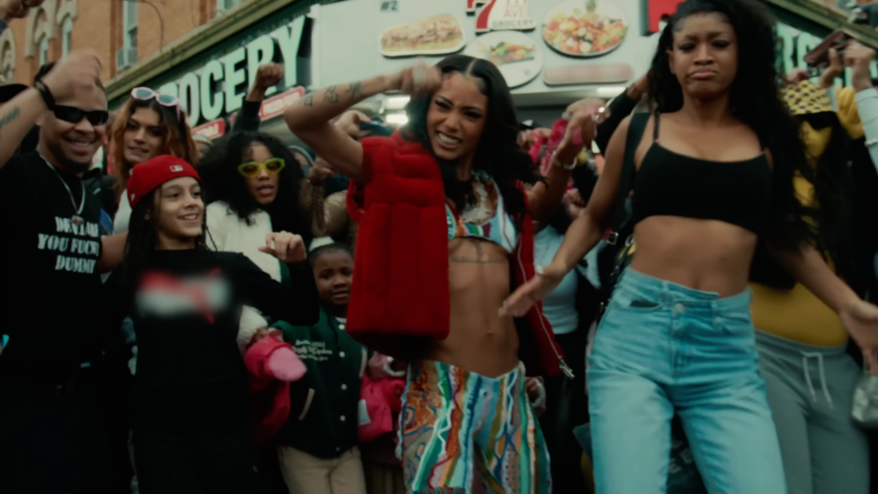 Coi Leray enflamme les rues du New Jersey dans le remix de "Players"