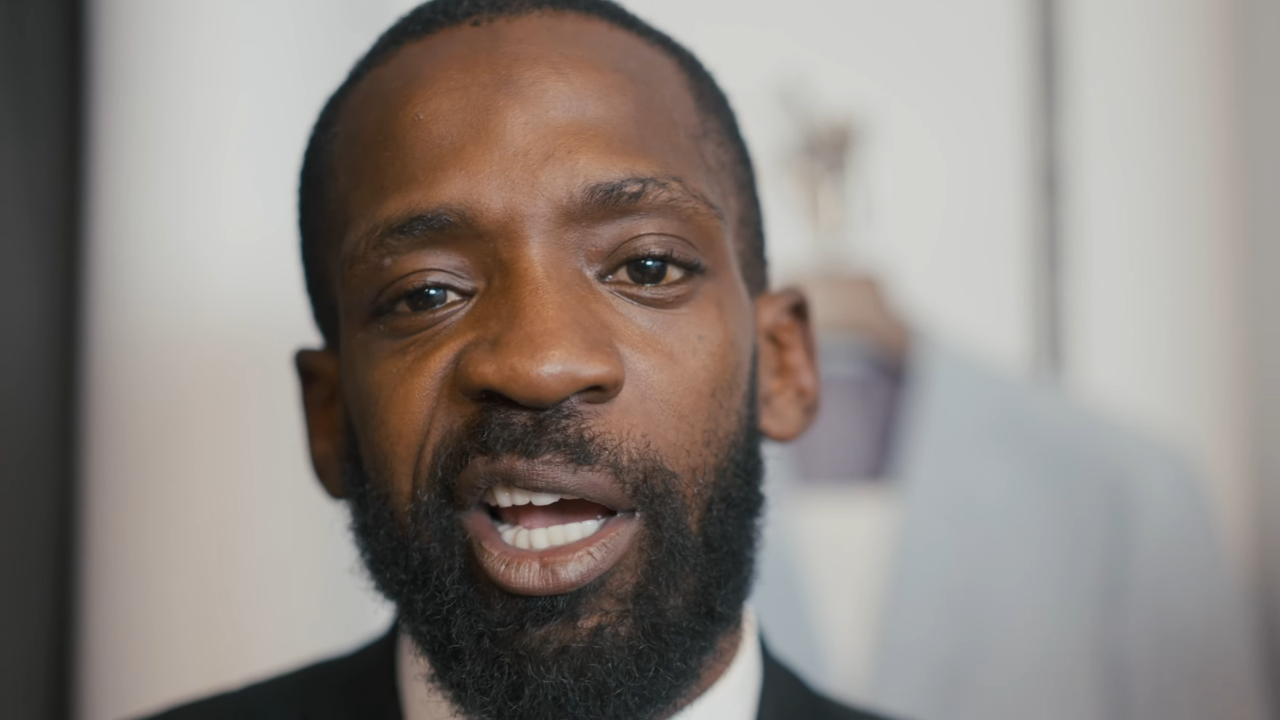 DA Uzi mélancolique et agressif dans "Amour Pouvoir Intelligence"