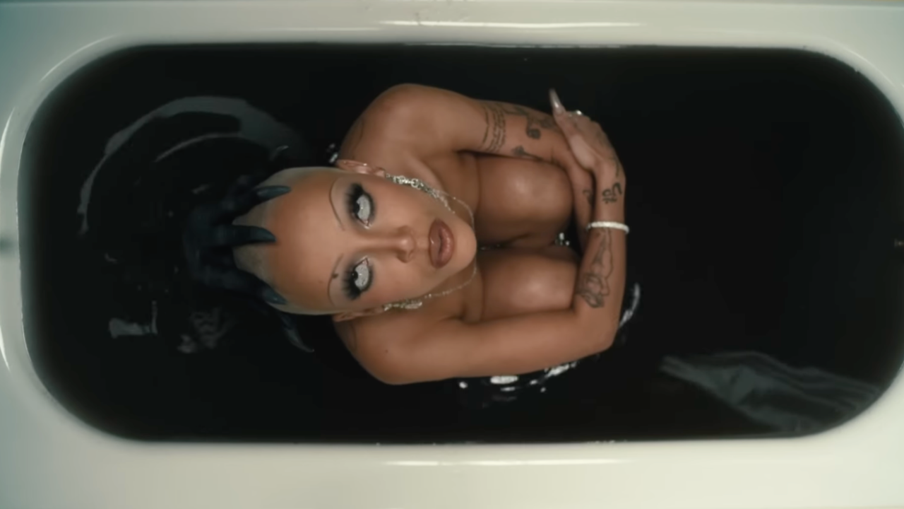 Doja Cat laisse sortir ses "Demons" dans son nouveau clip