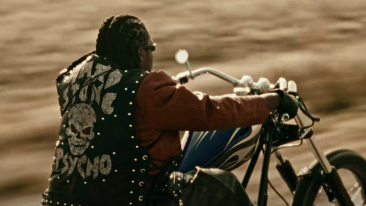 Don Toliver en mode motard dans "Bandit"