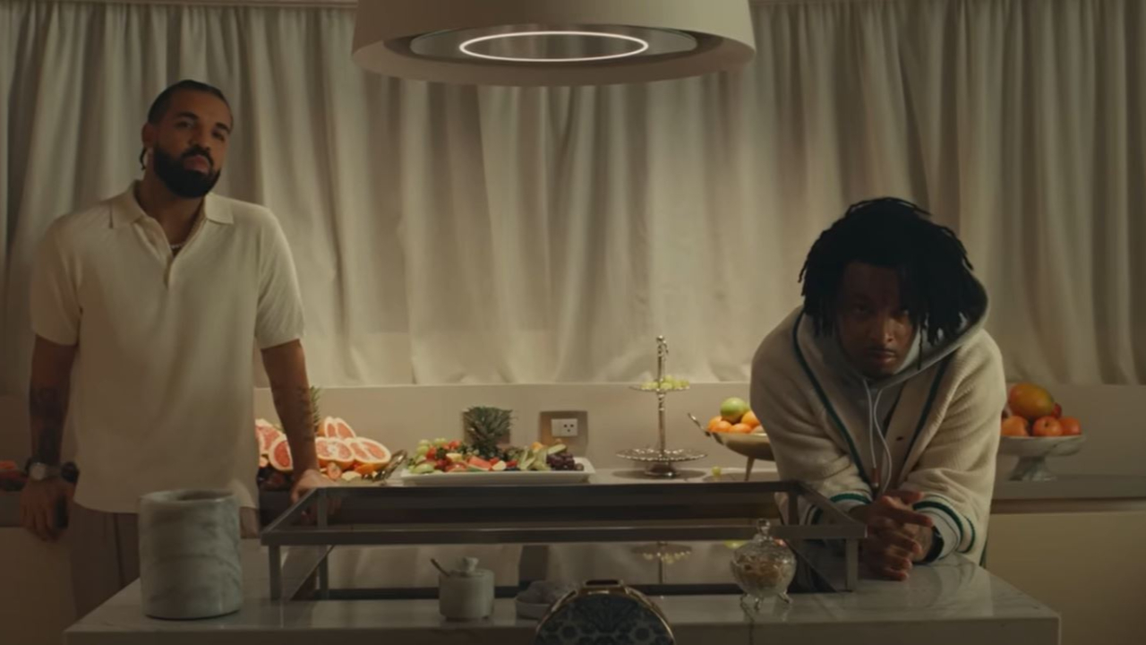 Drake et 21 Savage se font braquer dans "Spin Bout U" Drake et 21 Savage se font braquer dans "Spin Bout U"