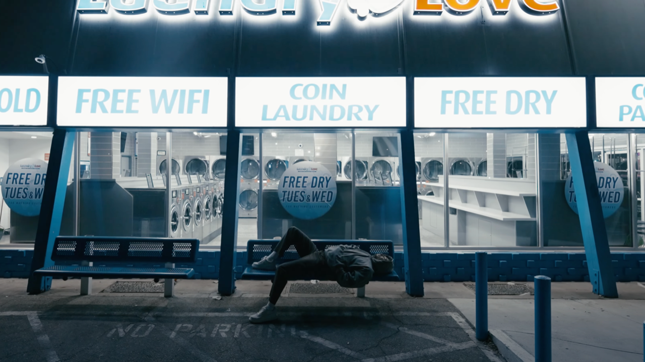 Georgio erre dans les rues de Los Angeles dans "Posthume"