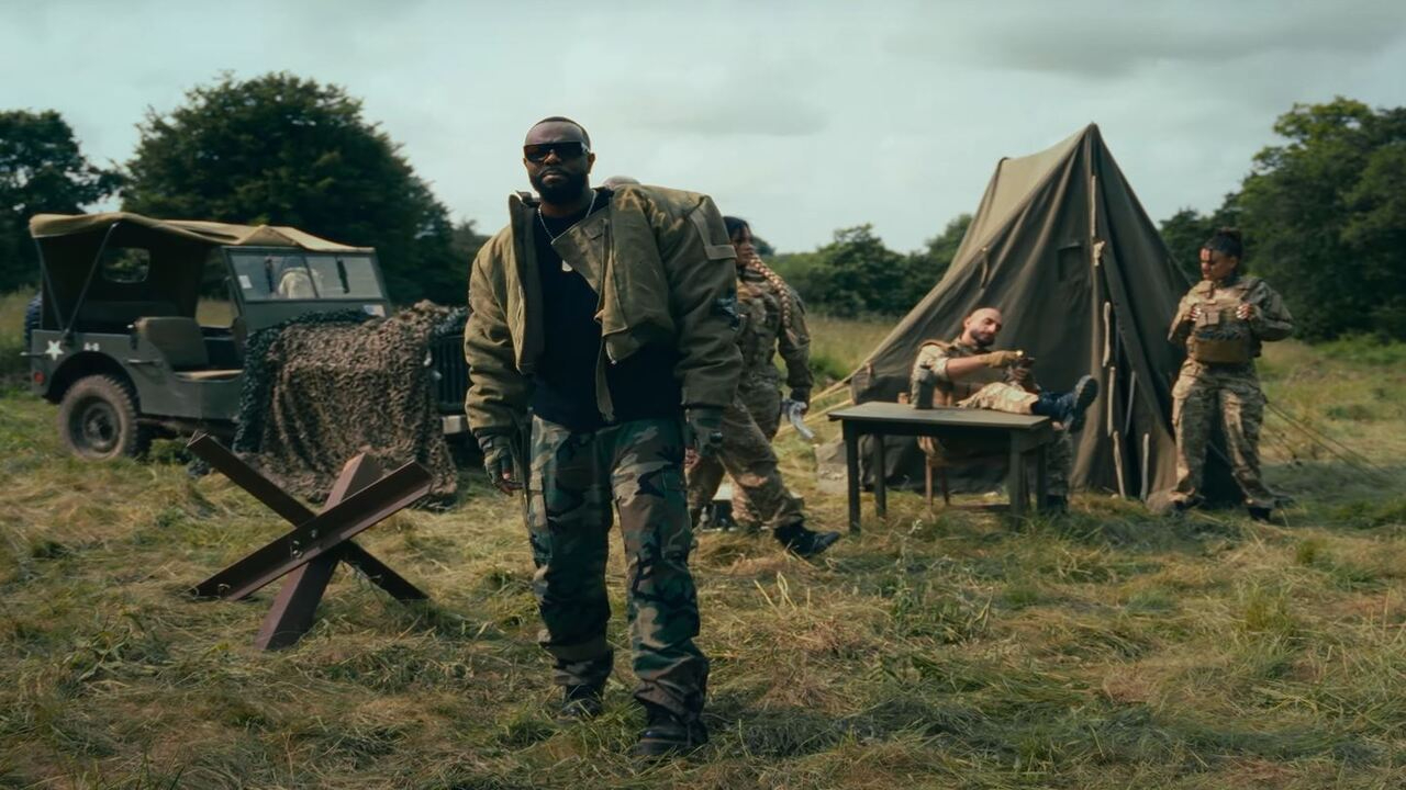 Gims en mode militaire dans "Contact"