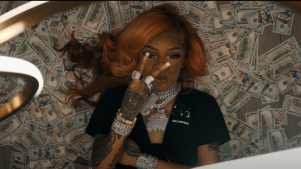 Glorilla au milieu d’une pluie de dollars dans "Put It On Da Floor" Glorilla au milieu d’une pluie de dollars dans "Put It On Da Floor"