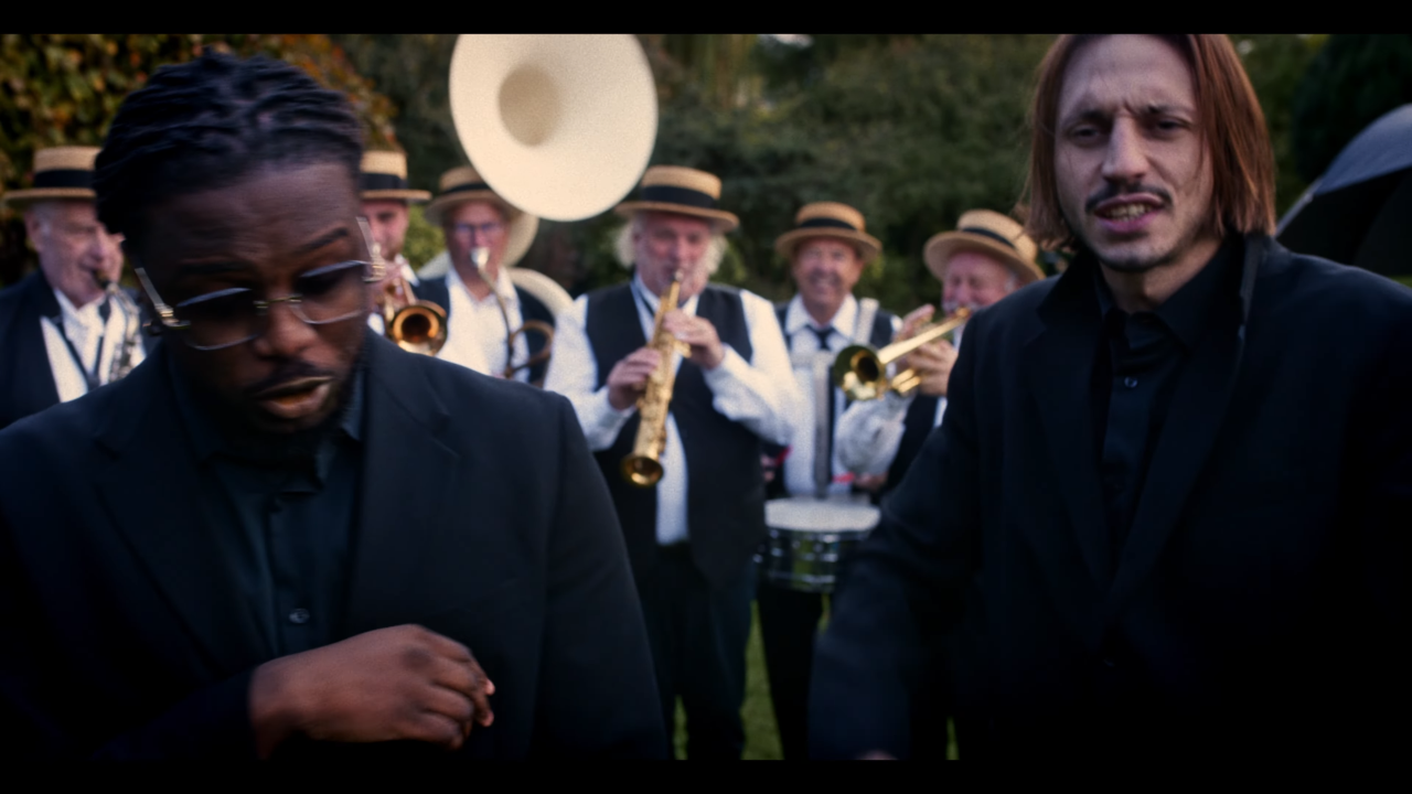 Gutti et Roméo Elvis crient "WOWOWO"