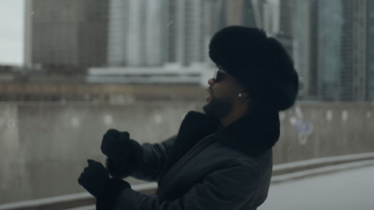 Guy2Bezbar en plein flex dans "Batmobile"