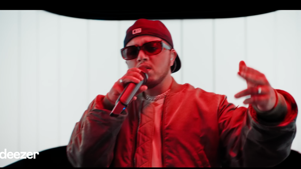 Hamza performe "Nasa" en live chez Deezer