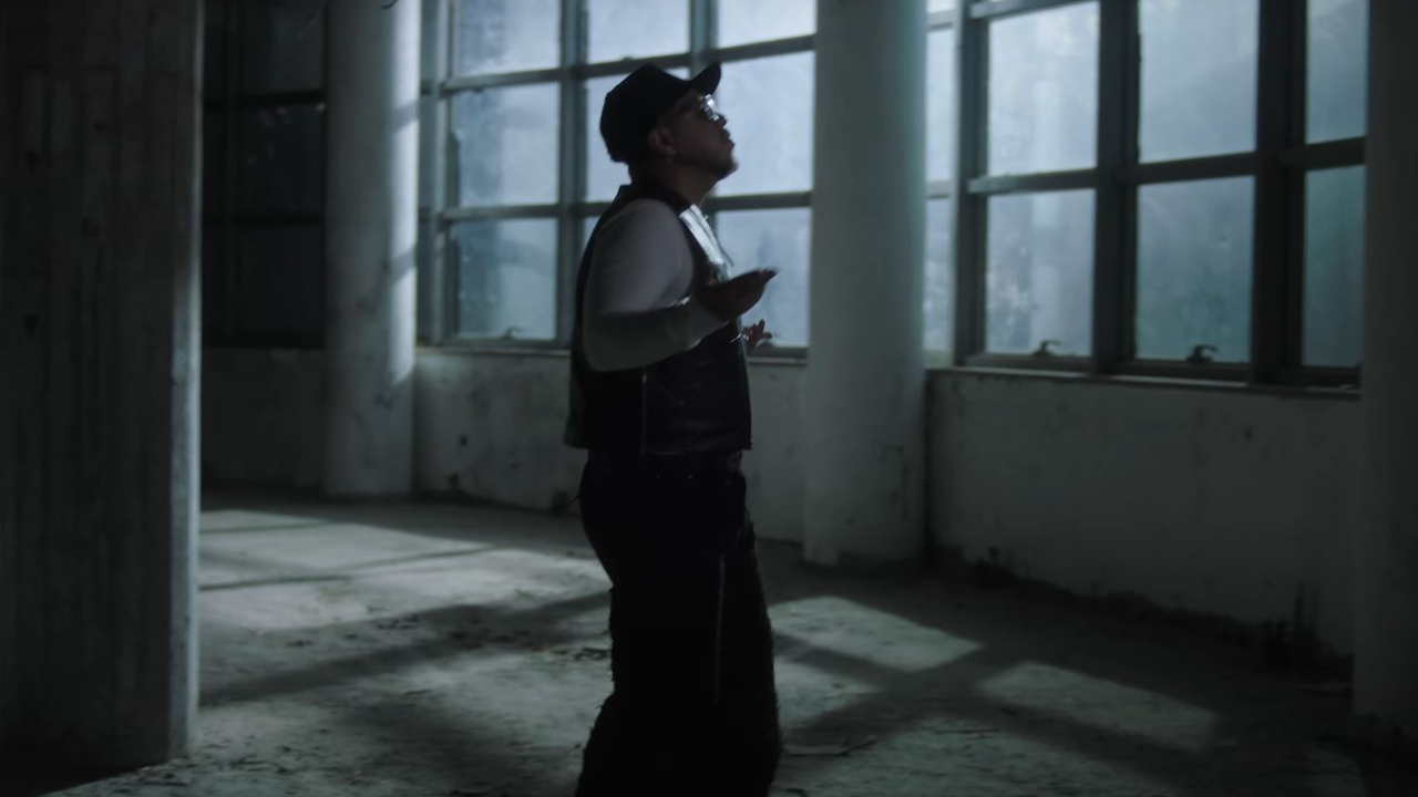 Hamza solitaire dans le clip de "Slovakia"