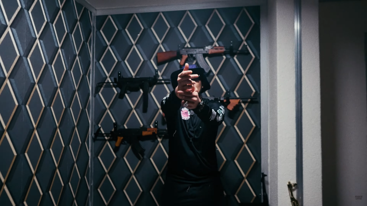 Hayce Lemsi rafale dans "Green Flag"