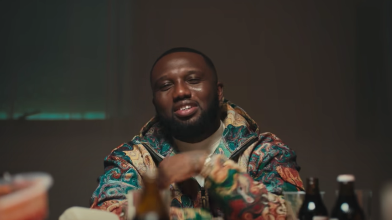 Headie One envoie le clip de "Socials"