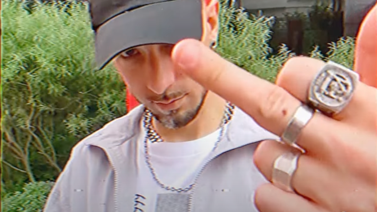 Heskis nous embarque dans son quotidien dans le clip de "Damn"