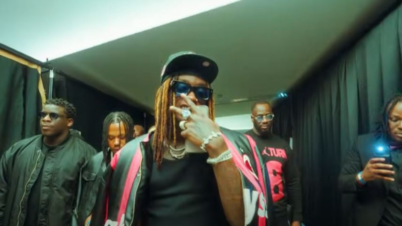 Himra menaçant dans "Bâton Non Non"