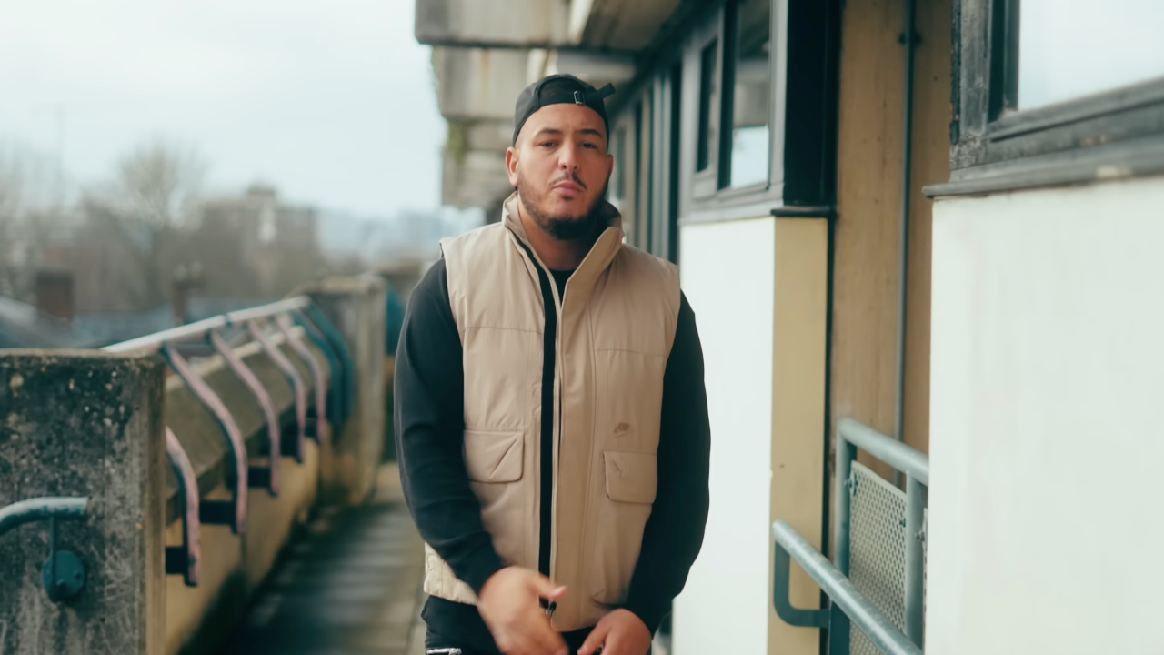 Hornet La Frappe en Angleterre dans le clip de "Drama"