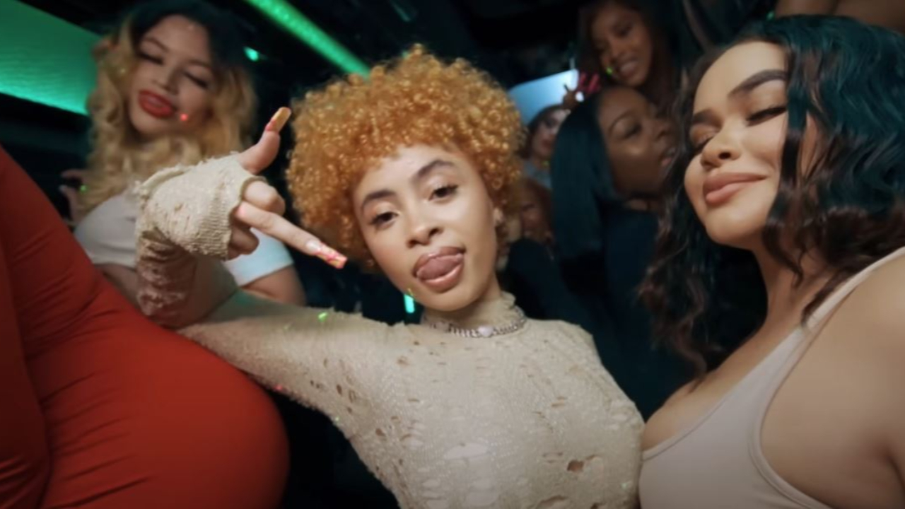 Ice Spice découpe dans "Bikini Bottom" Ice Spice découpe dans "Bikini Bottom"