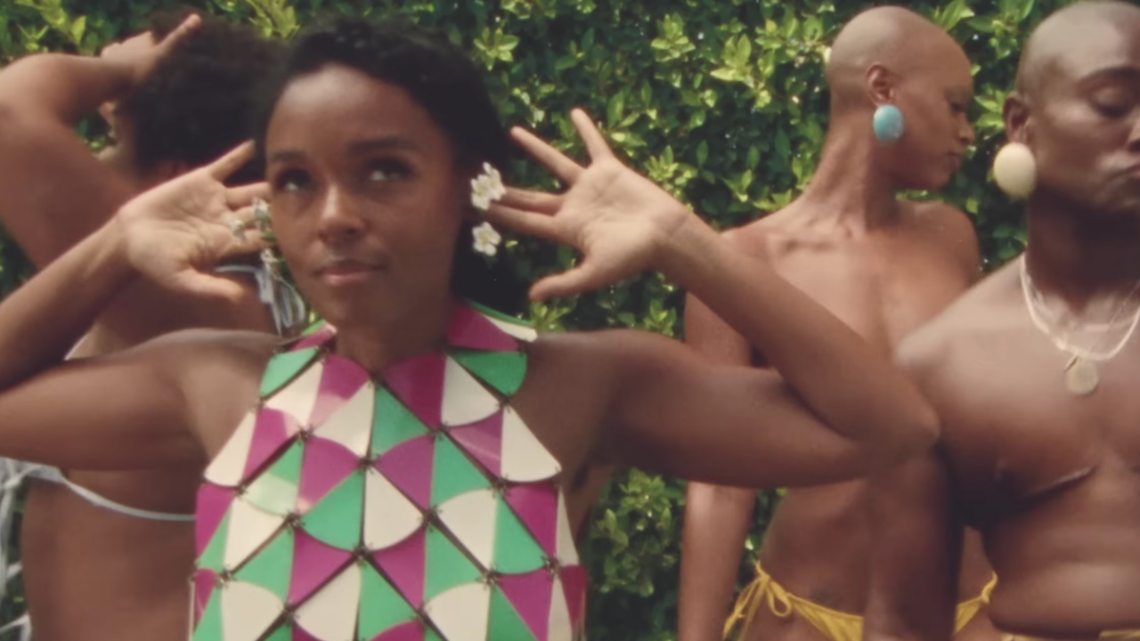 Janelle Monae n'a pas peur de se jeter à l'eau dans "Water Slide" Janelle Monae n'a pas peur de se jeter à l'eau dans "Water Slide"