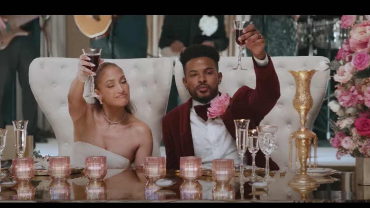 Jennifer Lopez en robe de mariée dans "Can't Get Enough" Jennifer Lopez en robe de mariée dans "Can't Get Enough"