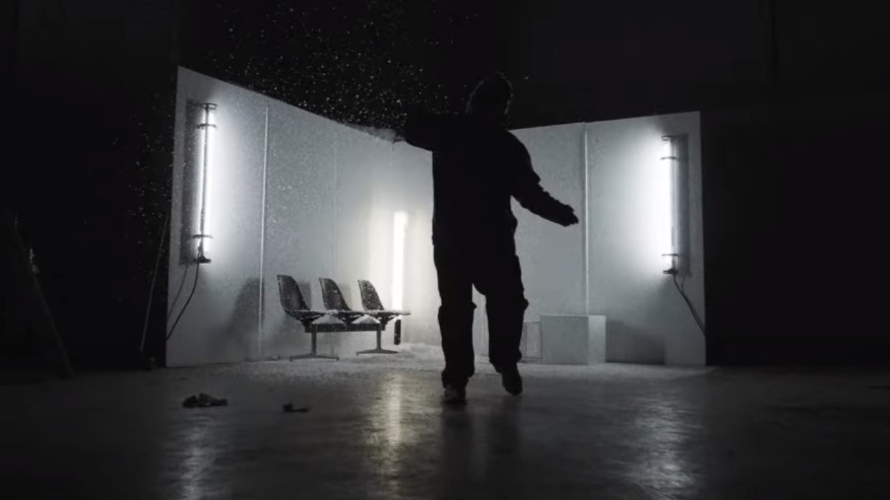 Jeune Mort dans un mood sombre avec "No Colors"