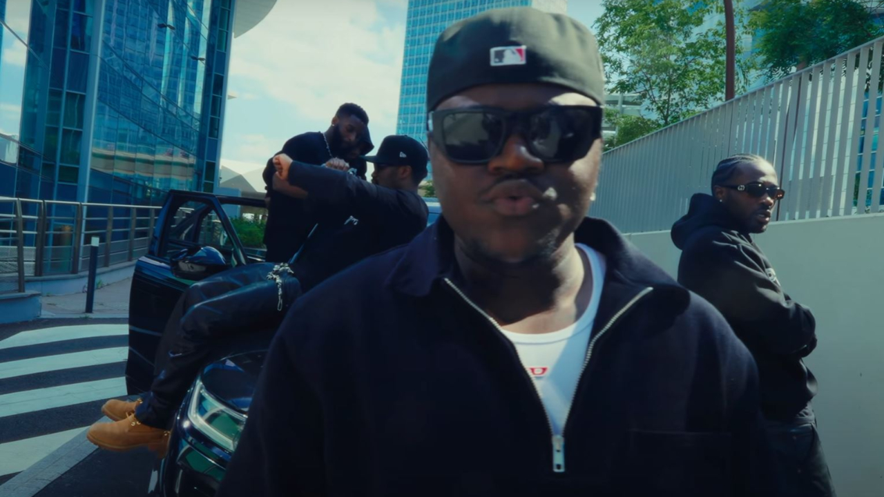 Jey Brownie déroule dans le clip de "Mada"