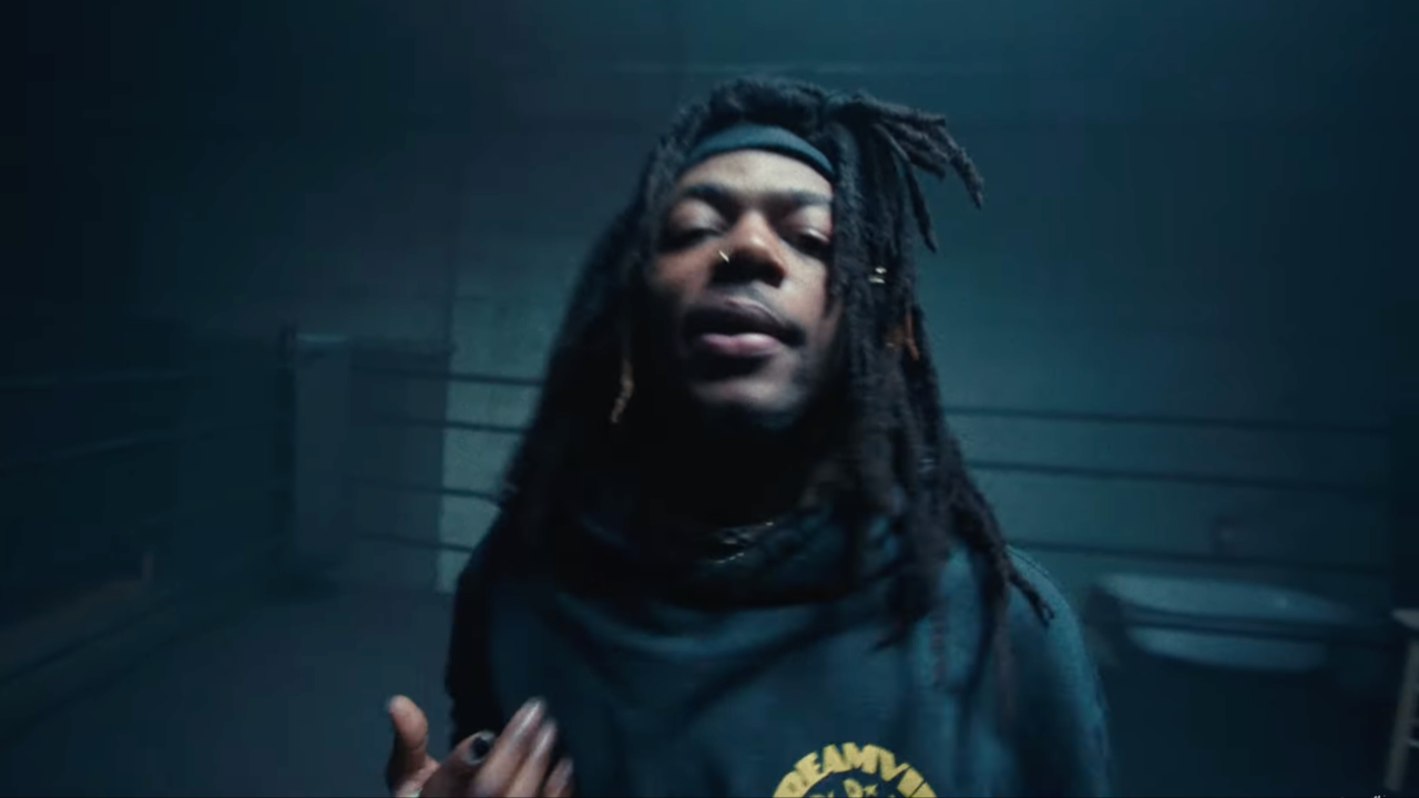 JID et Lute s'entraînent dans une salle de boxe dans le clip de "Ma Boy"