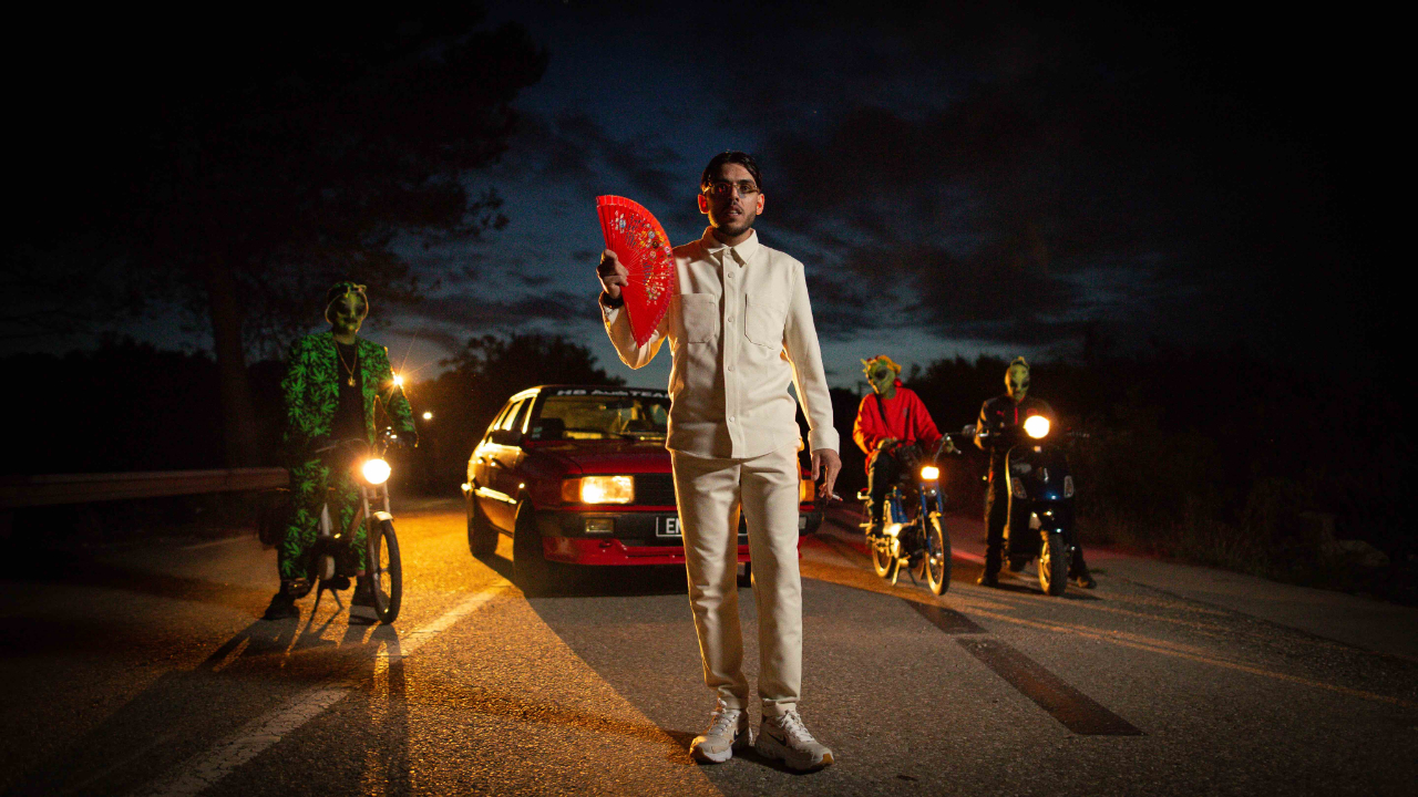 Josas se prend pour "E.T."