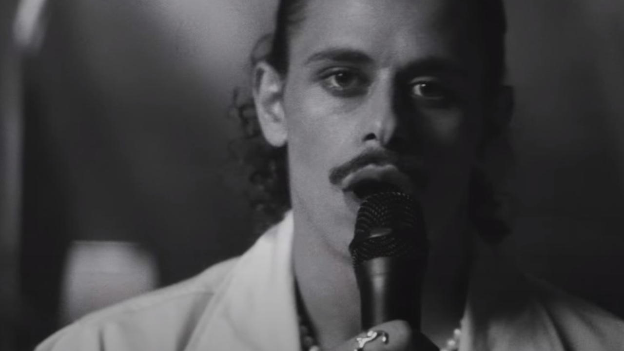 Joysad en noir et blanc pour la live version de "Heureusement"