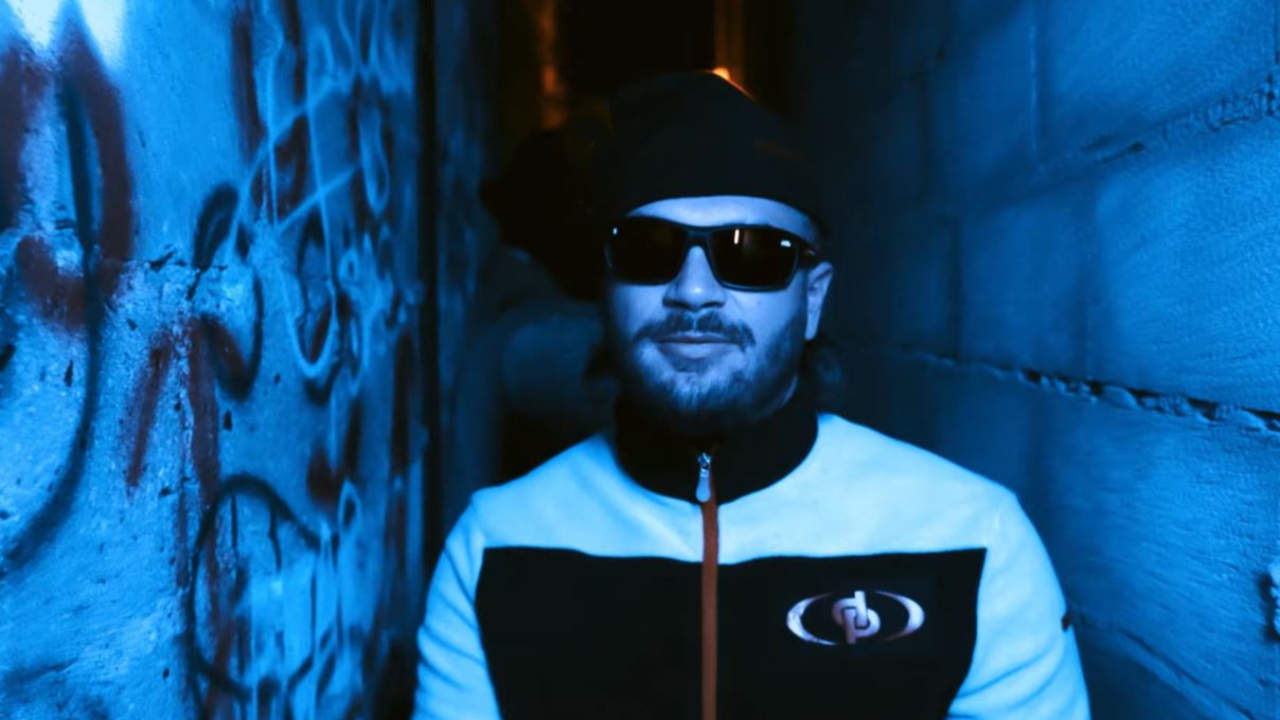 Jul découpe l'instru dans le clip de "BDR" Jul découpe l'instru dans le clip de "BDR"