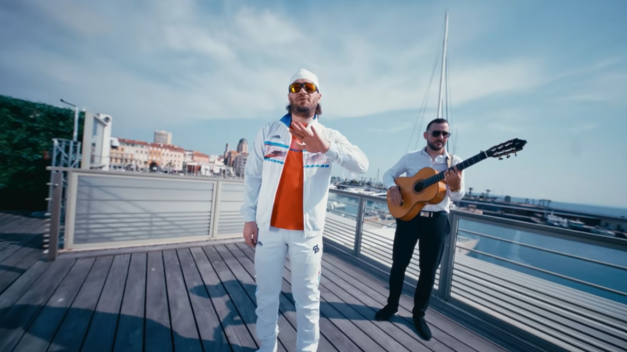 Jul en mode guitare pour le clip de "Faudra t'aimer"