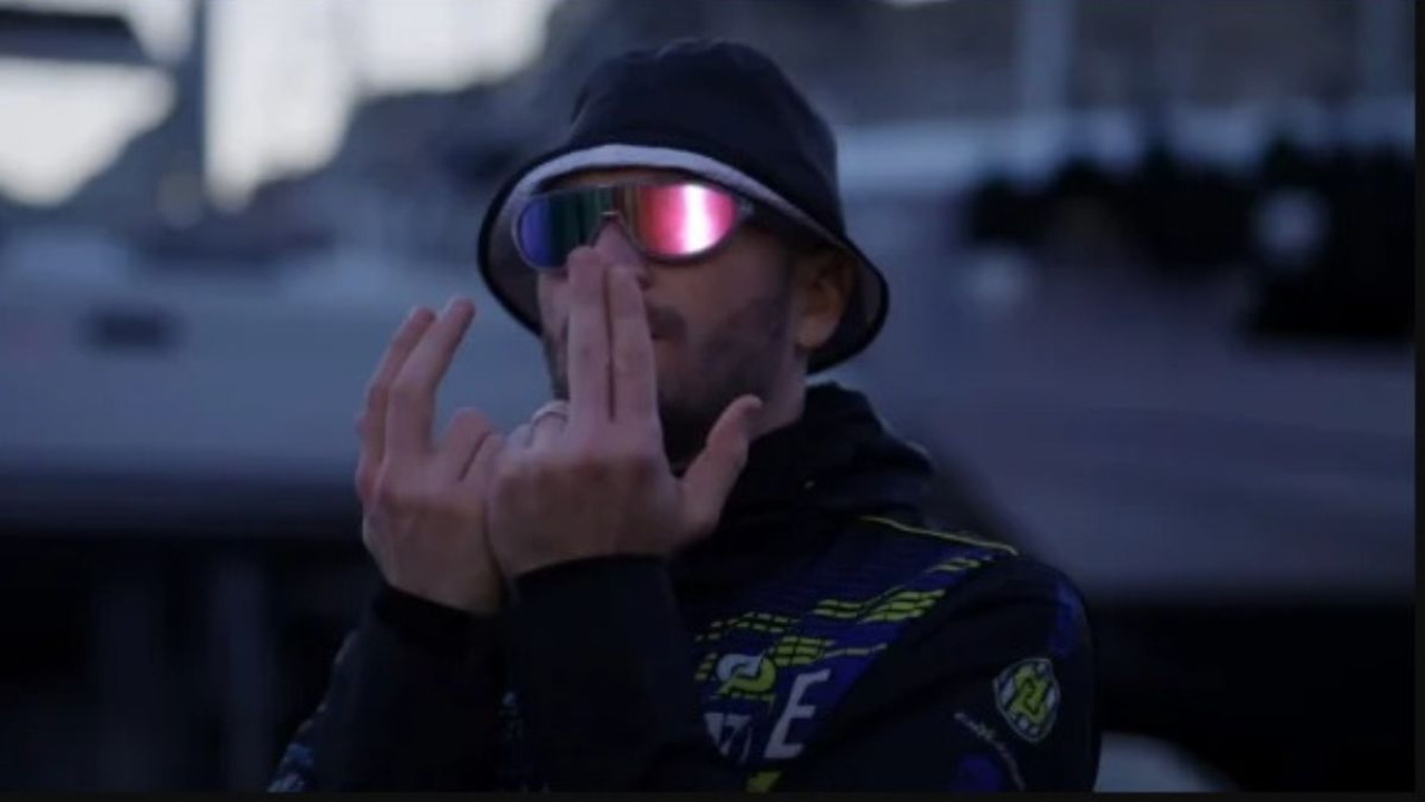 Jul se demande "C'est quand qu'il s'éteint ?" Jul se demande "C'est quand qu'il s'éteint ?"