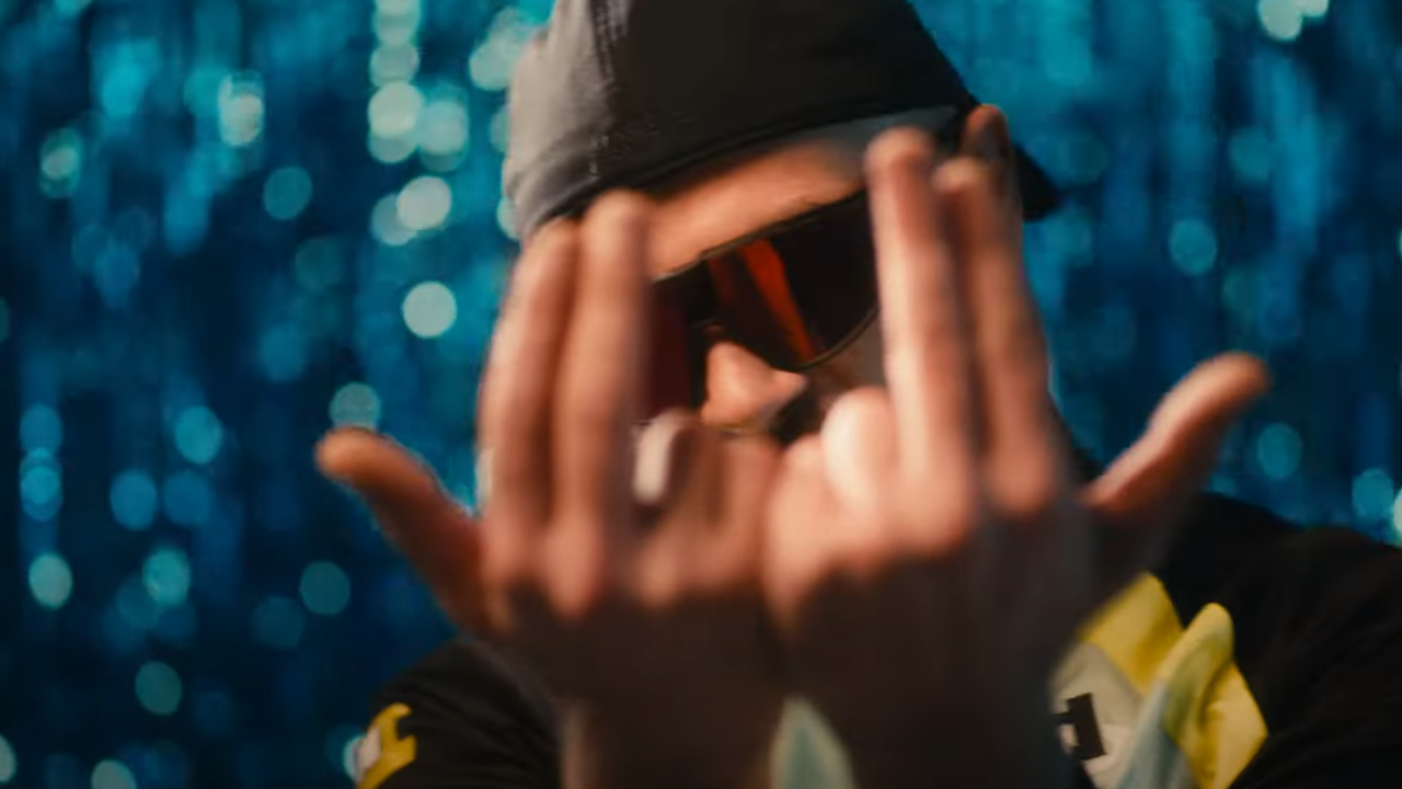 Jul scande "Tié fou"