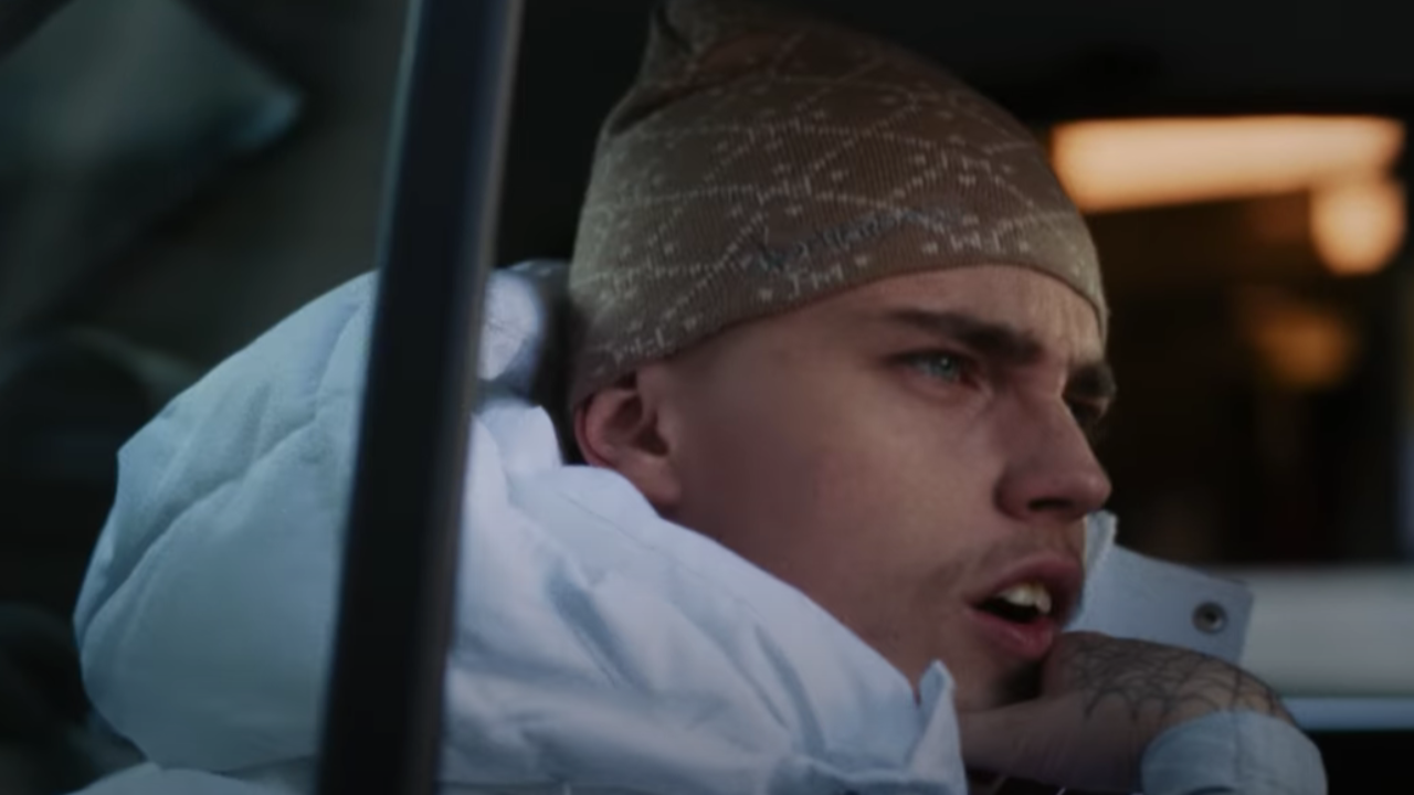 Kanoé se sent "Fort" dans son nouveau clip