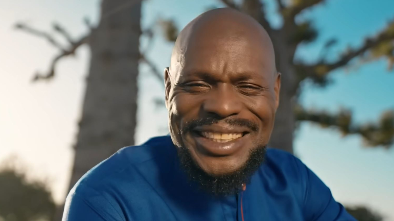 Kery James avec un grand sourire dans le clip de "Jacmel" Kery James avec un grand sourire dans le clip de "Jacmel"