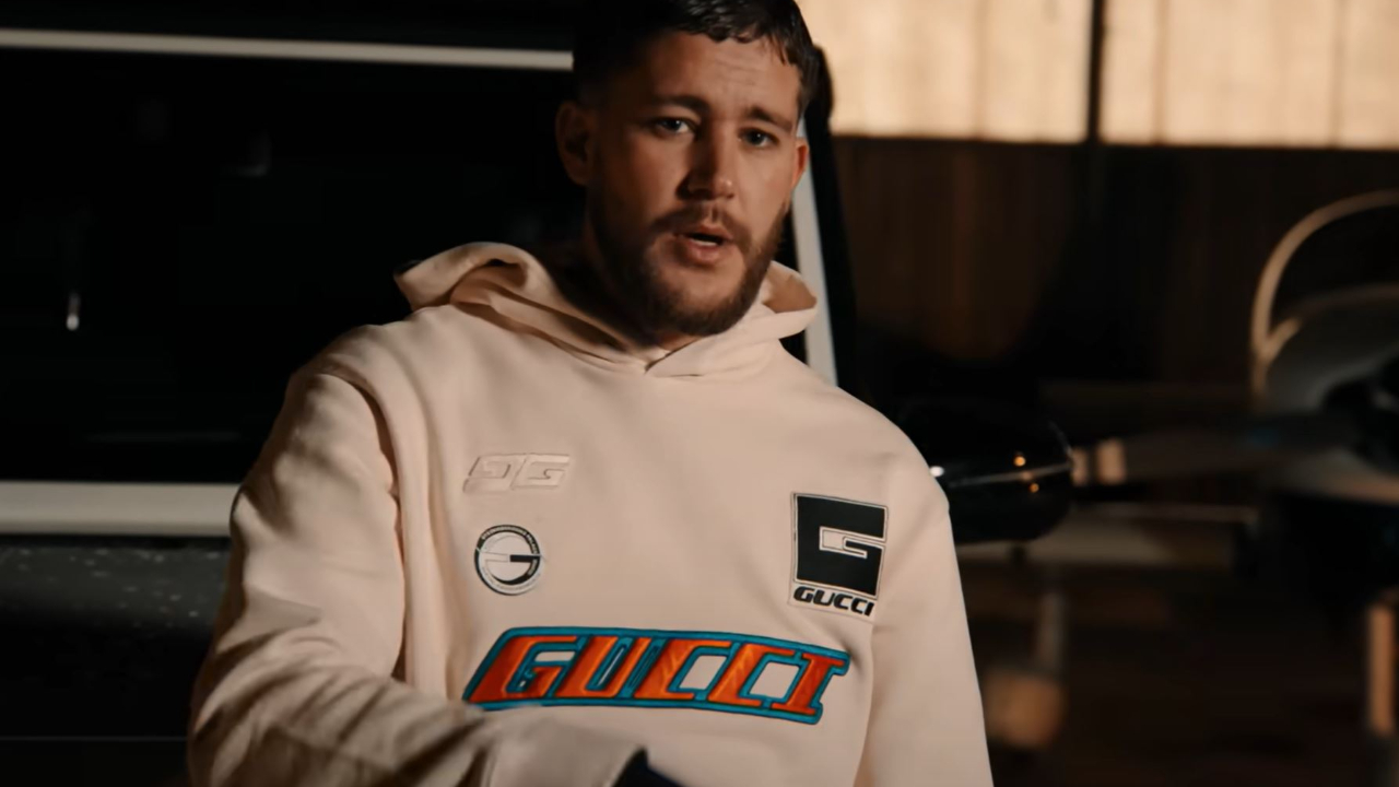 L'Allemand arrive en équipe comme la "Gestapo" L'Allemand arrive en équipe comme la "Gestapo"