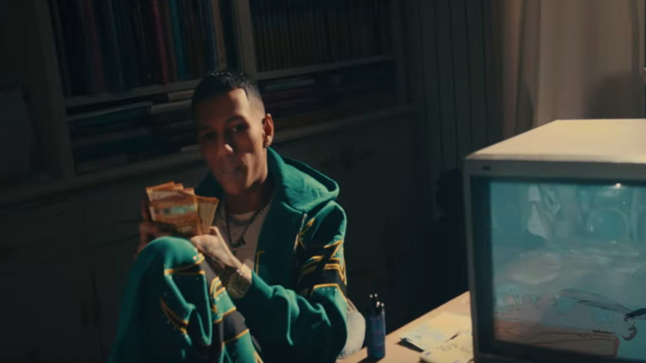 Larry se prend pour "Batman"