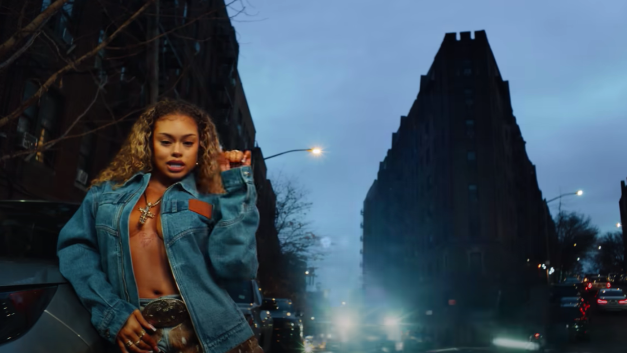 Latto joue à la bad bitch dans "Sunday Service"