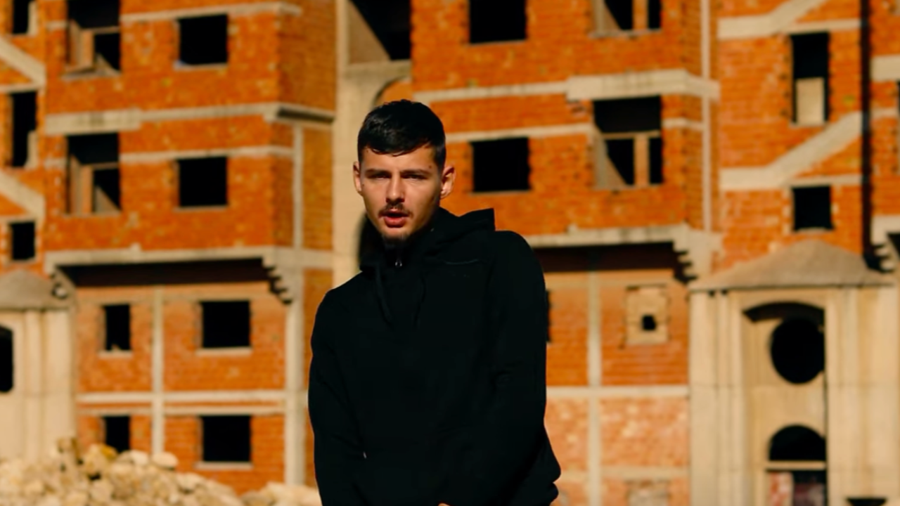 Leonis a le visage fermé comme "Shelby"