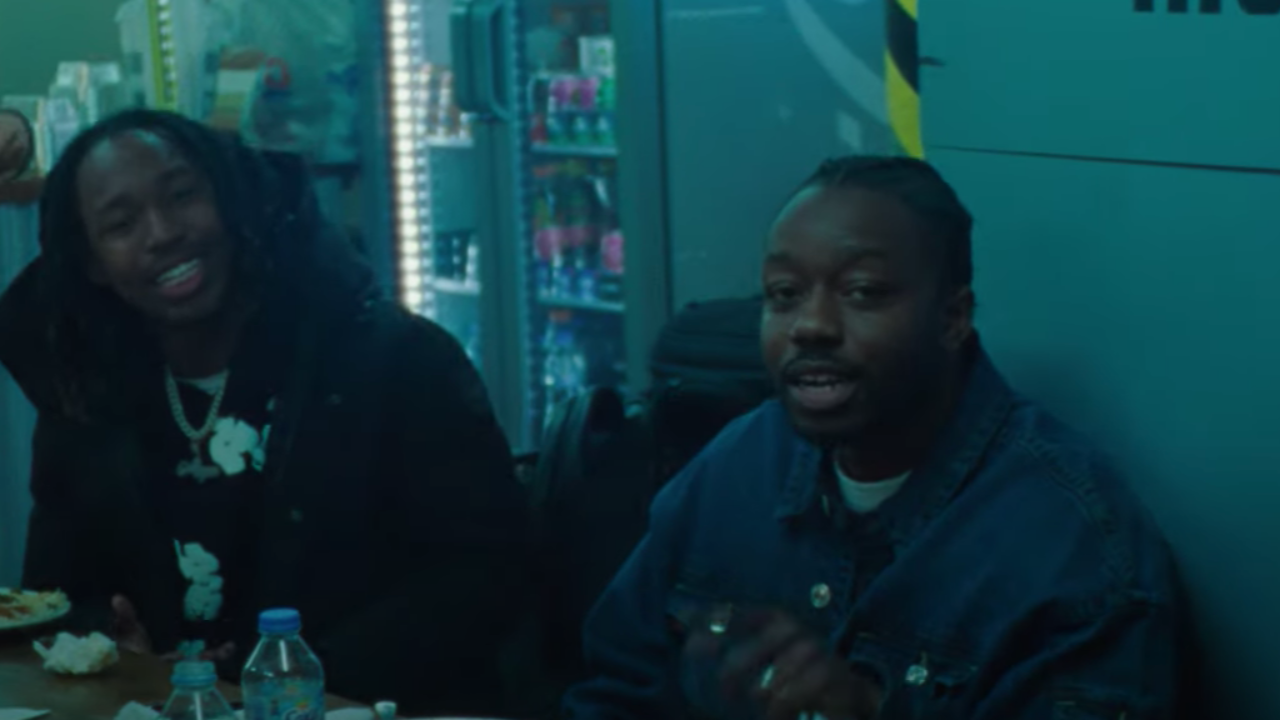 Lord Apex et Mavi très heureux dans le clip de "Back Outiside"