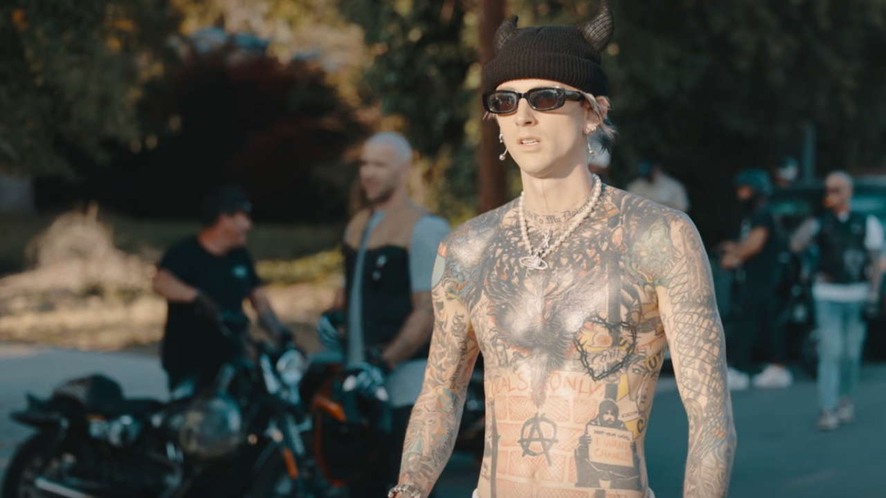 Machine Gun Kelly est sous pression dans "Pressure"