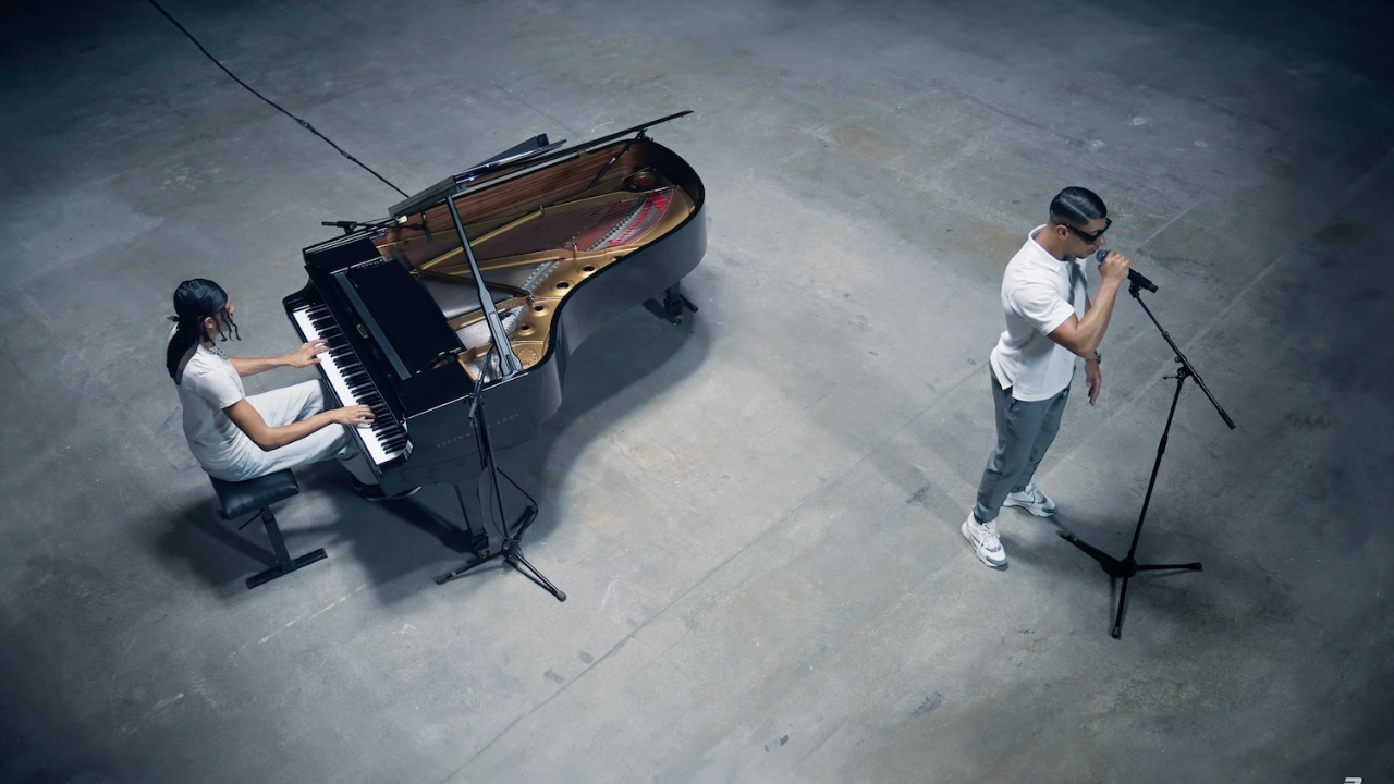 Maes interprète "Frank Lucas et "Billets Verts" au piano avec Zoen