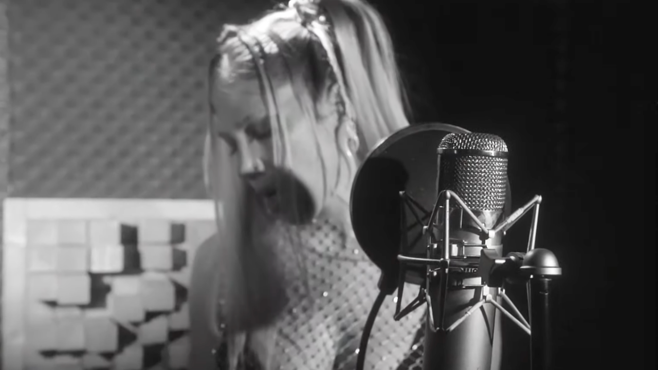 Mara est Bonnie dans "Bandits"