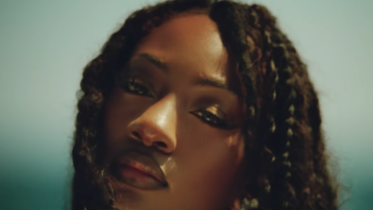 «Me & U» : Tems balance le clip !